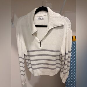 Hollister Women's Cream and Gray Striped Turtleneck Sweater